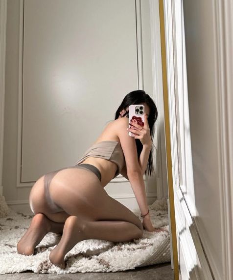 老头边吃奶边弄进去呻吟